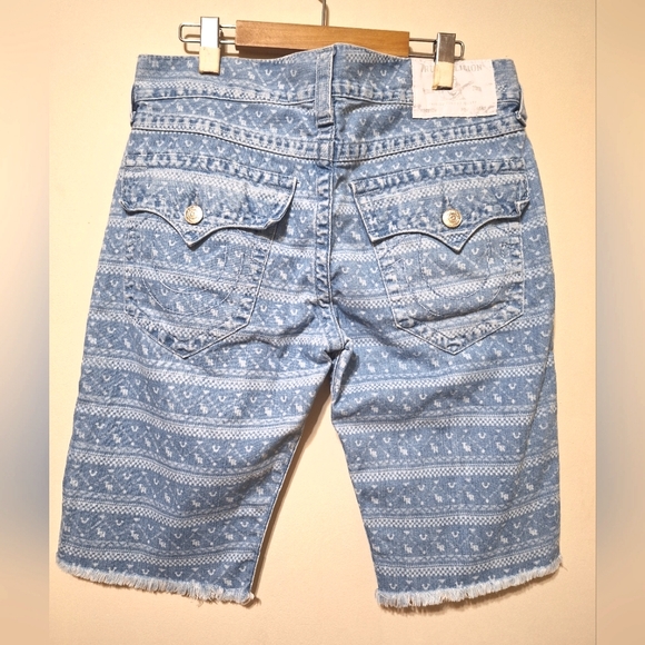 True Religion Men's Ricky Flap short 32 frayed hem light wash ikat print - Picture 4 of 12
